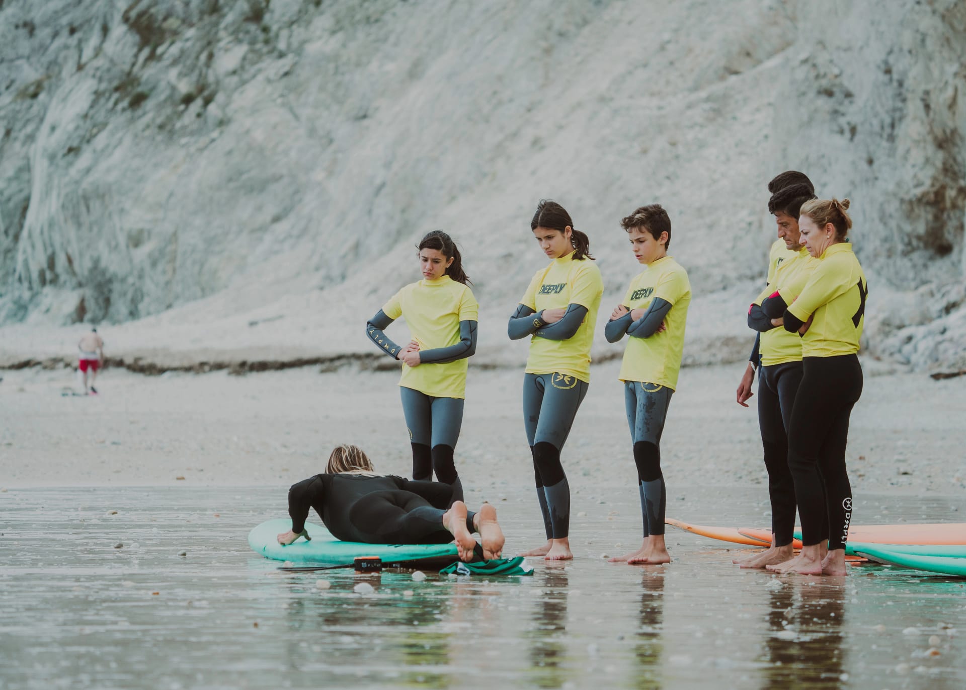 Alumnos aprendiendo surf en Llanes con monitores titulados de Surf Skull