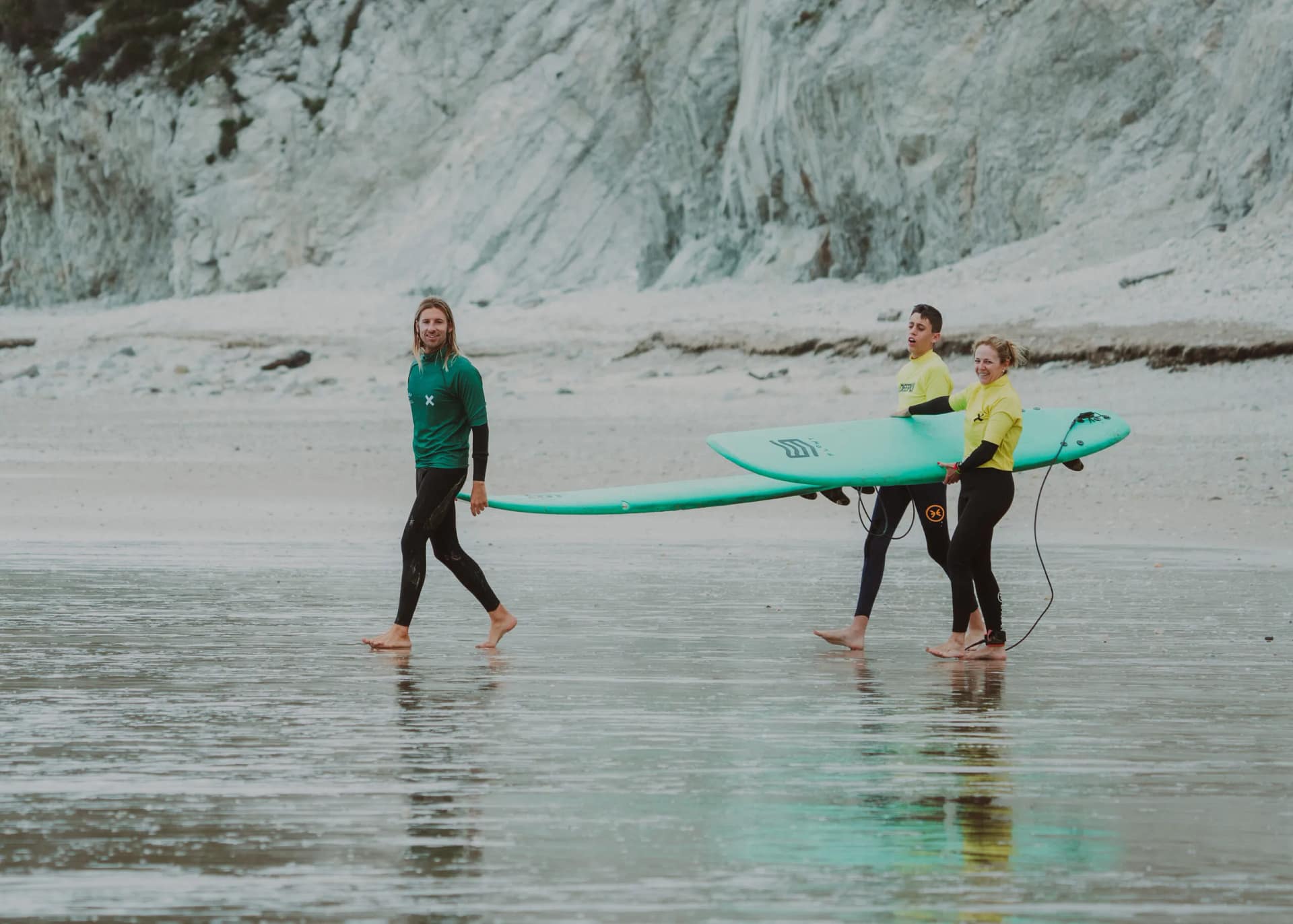 Escuela de surf en Llanes — Surf Skull, clases para todos los niveles en Playa de San Antolín