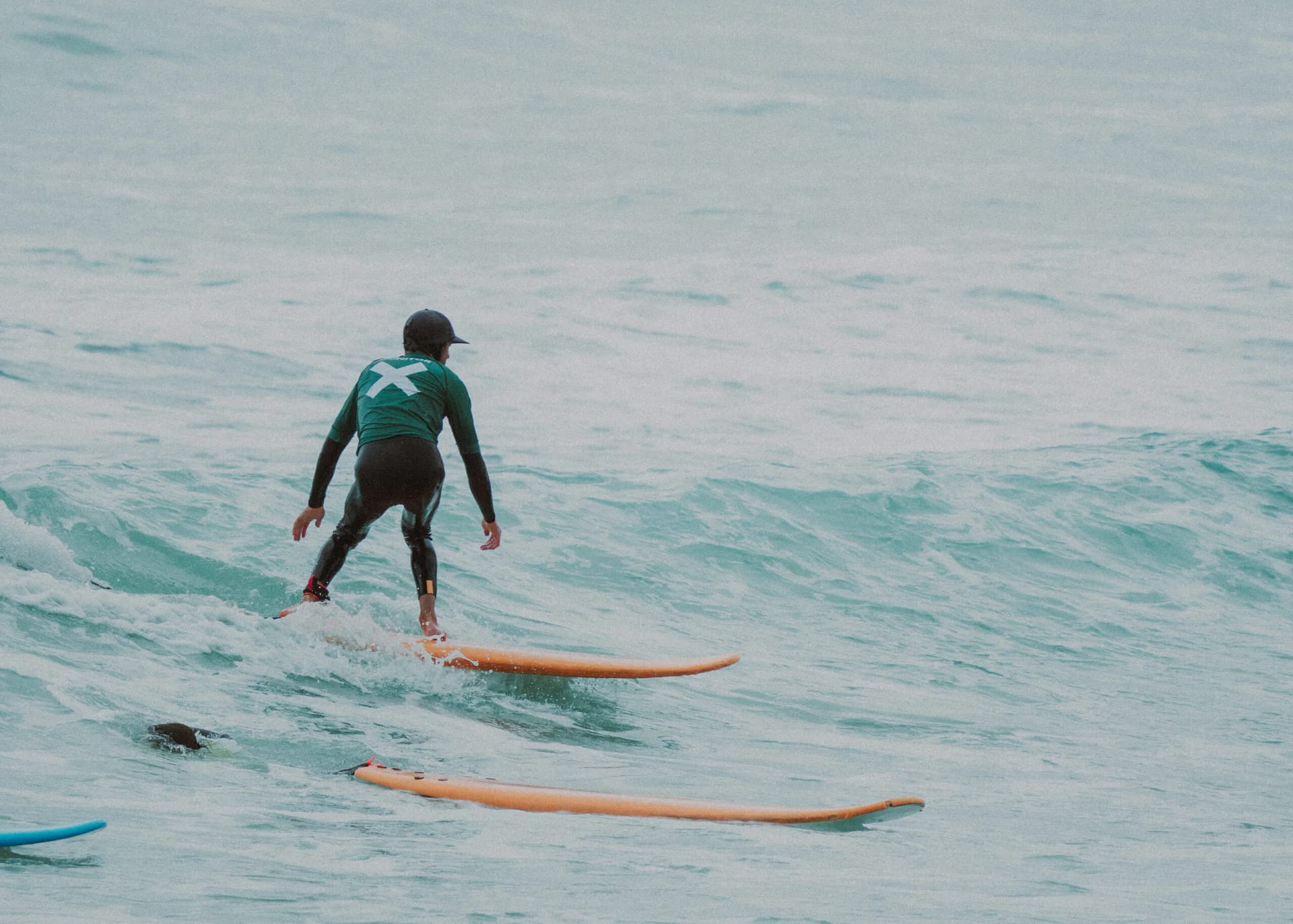 Escuela de surf en Asturias — grupo de alumnos en Playa de San Antolín, Llanes