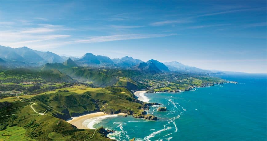 Costa de Llanes, Asturias — vista aérea del Cantábrico y los Picos de Europa